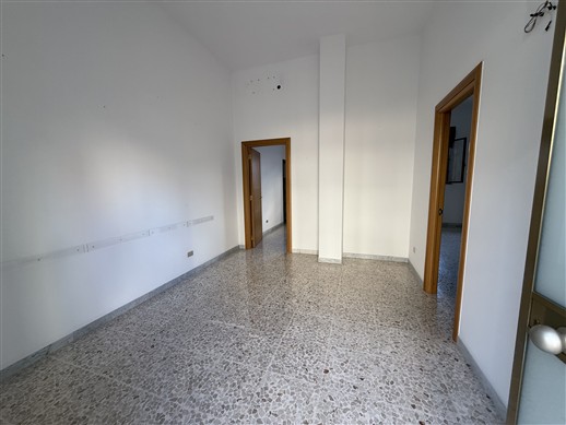Locale Categoria Catastale A/10. Piano Terra, Ingresso Indipendente.